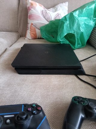 Consola PlayStation 4 (PS4) con 3 mandos