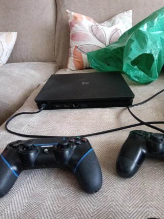 Consola PlayStation 4 (PS4) con 3 mandos