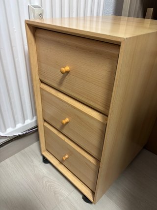 Mesilla de noche cajonera con ruedas de madera
