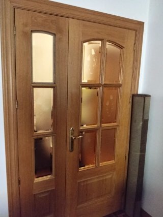 Puerta doble de madera con cristales