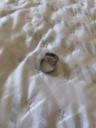 Anillos plateados con detalles