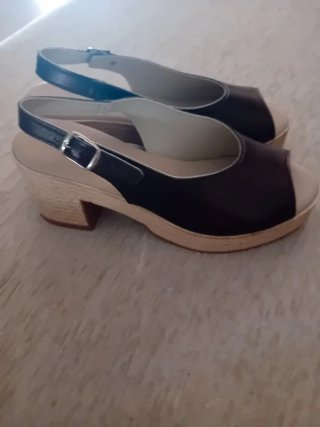 Sandálias pretas e bege