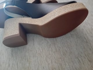 Sandálias pretas e bege
