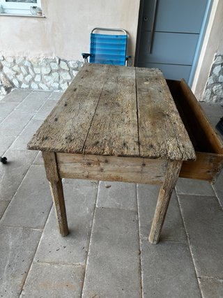 Mesa antigua de madera