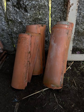 Tejas de barro del país sin usar