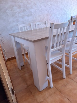 Mesa de comedor y 5 sillas blancas