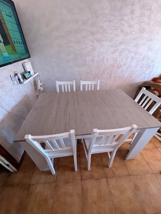 Mesa de comedor y 5 sillas blancas
