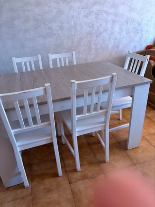 Mesa de comedor y 5 sillas blancas