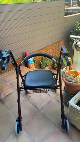 Caminador con silla, cesta y frenos de seguridad.