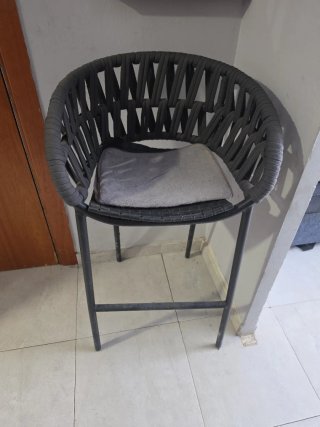 Silla de bar gris con cojín
