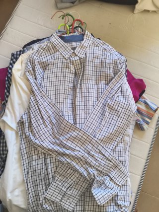 Camisa de cuadros blanca y negra