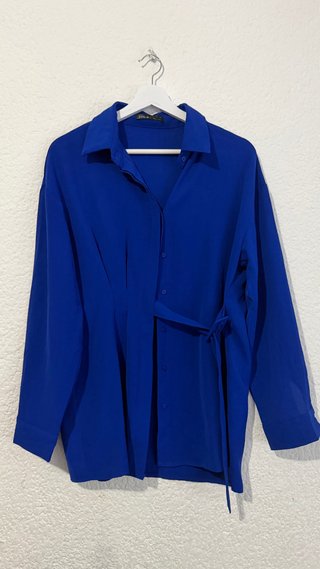 Camisa azul con cinturón