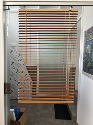 Persianas venecianas de madera en buen estado.