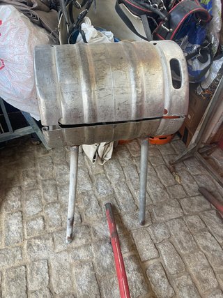 Barbacoa artesanal de barril metálico