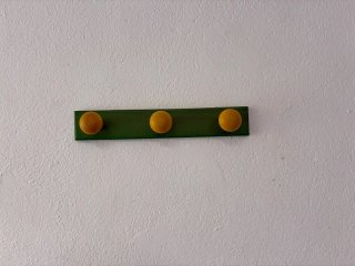 Perchero de pared madera verde y amarillo