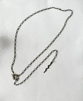 Collana lunga con pendente a forma di serpente