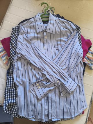 Camisa de rayas azul y blanca