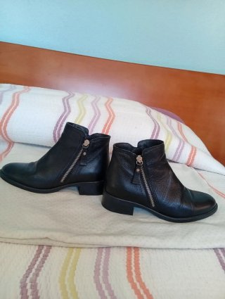 Botín de piel negro