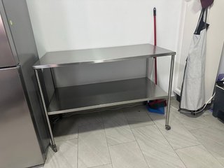 Mesa de acero inoxidable con dos niveles