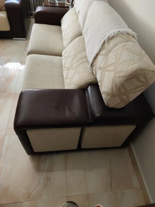 Set di due divani a 3 posti marrone e beige. 2/600€, 1/400