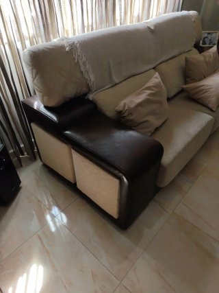 Set di due divani a 3 posti marrone e beige. 2/600€, 1/400