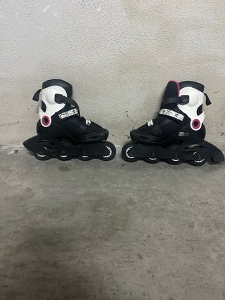 Patines en línea negros y blancos