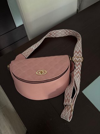 Bolso rosa acolchado con correa geométrica
