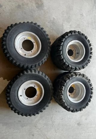 Las 4 llantas con neumáticos para polaris