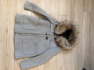 Abrigo Zara gris con capucha