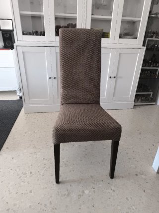 Silla de comedor tapizada con tejido anti manchas.