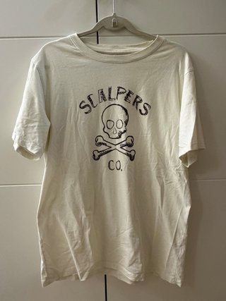 Camiseta Scalpers Calavera y Huesos Cruzados
