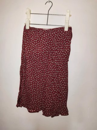 Falda corta o midi estampada color granate