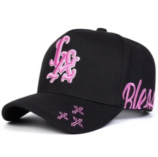 Gorra Negra con Bordados Rosa