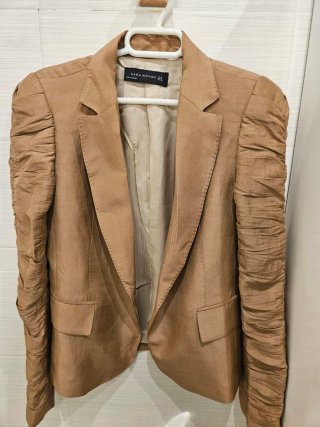 Americana Zara marrón/moca con mangas fruncidas