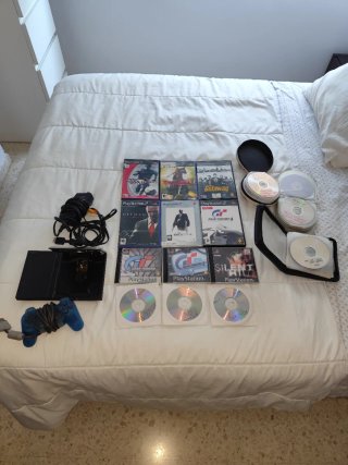 Consola PlayStation 2 (PS2) con lote de juegos.