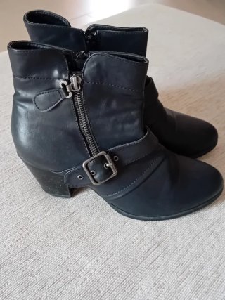 Botas pretas com fivela