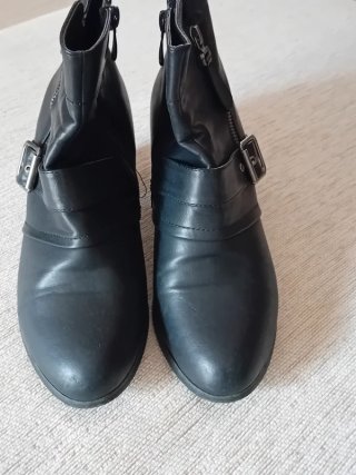 Botas pretas com fivela