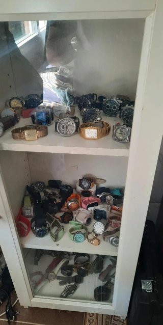 Vitrina con colección de relojes