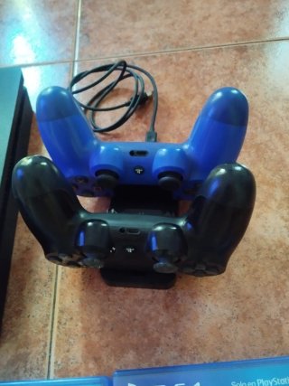 Pley 4 juegos mandos y base para cargar {Junto}