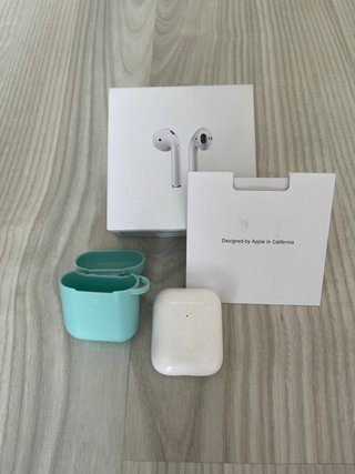 AirPods 2ª Gen con funda verde
