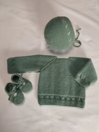 Conjunto bebé: jersey, capota y patucos hecho a ma