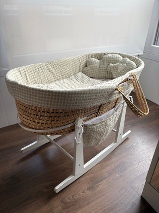Moisés de mimbre con soporte