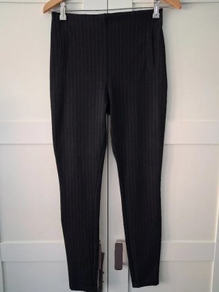 Pantalón pitillo rayas finas