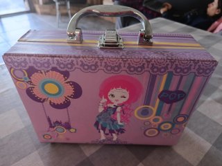 Maletín infantil con diseño de muñeca