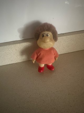 Muñeco antiguo con pelo castaño