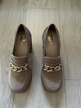 Mocasines color Beige con cadena Talla 36