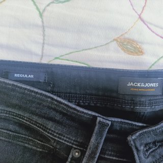 Bermuda Jack & Jones negra desgastada