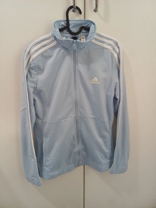 Chaqueta de chándal Adidas azul celeste.