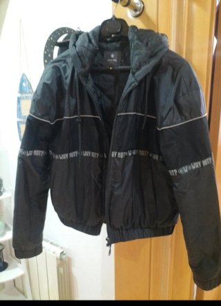 Chaqueta negra Inside con capucha