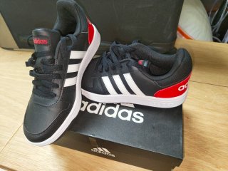 Zapatillas Adidas Negras y Rojas